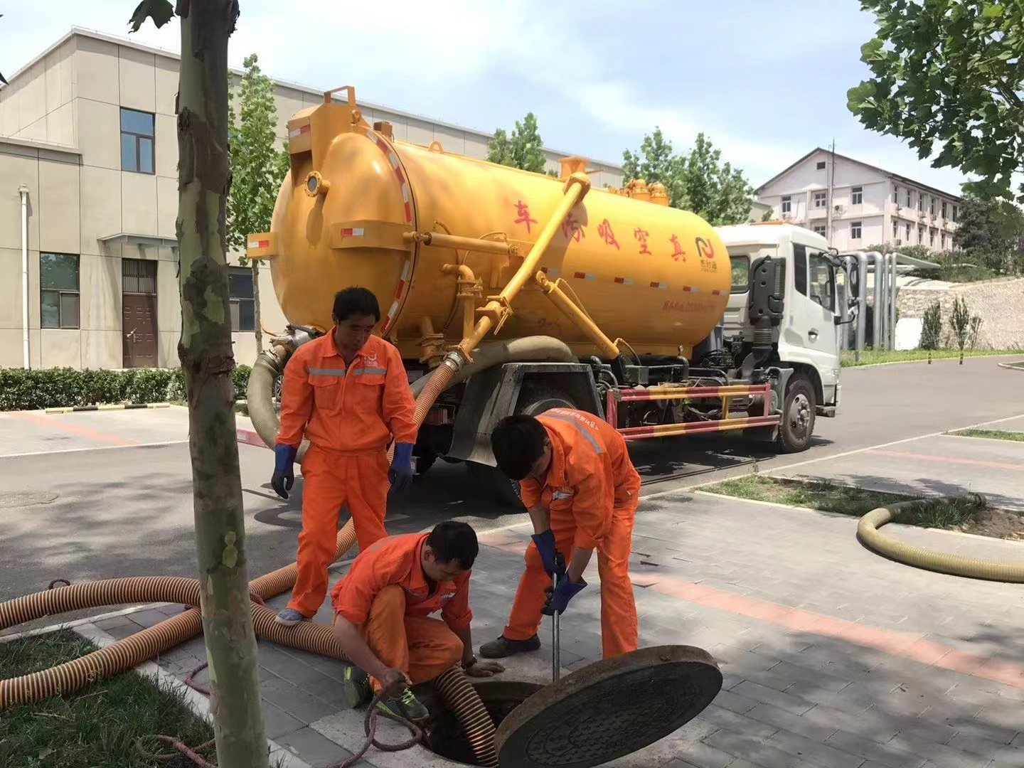 石狮管道疏通车停在窨井附近