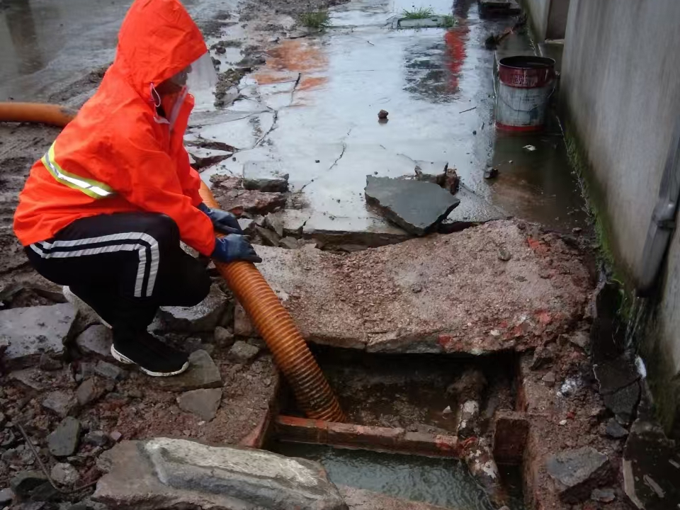 石狮专业清理污水池 炜誉市政以规范流程守护城市 “肠道”