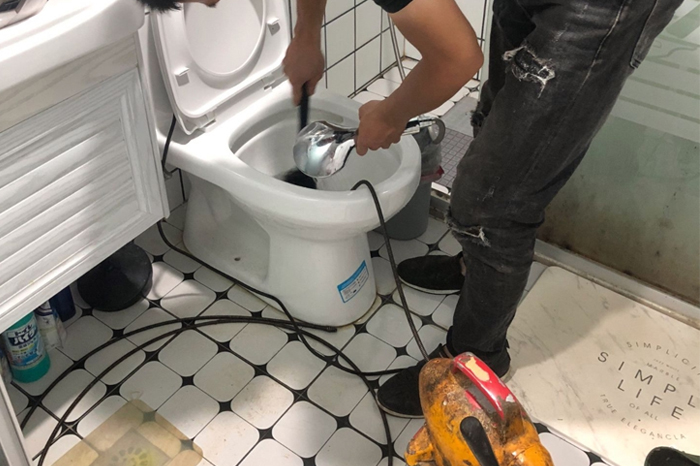 石狮马桶堵塞自己疏通还是找师傅?专业上门服务让你省时更省心